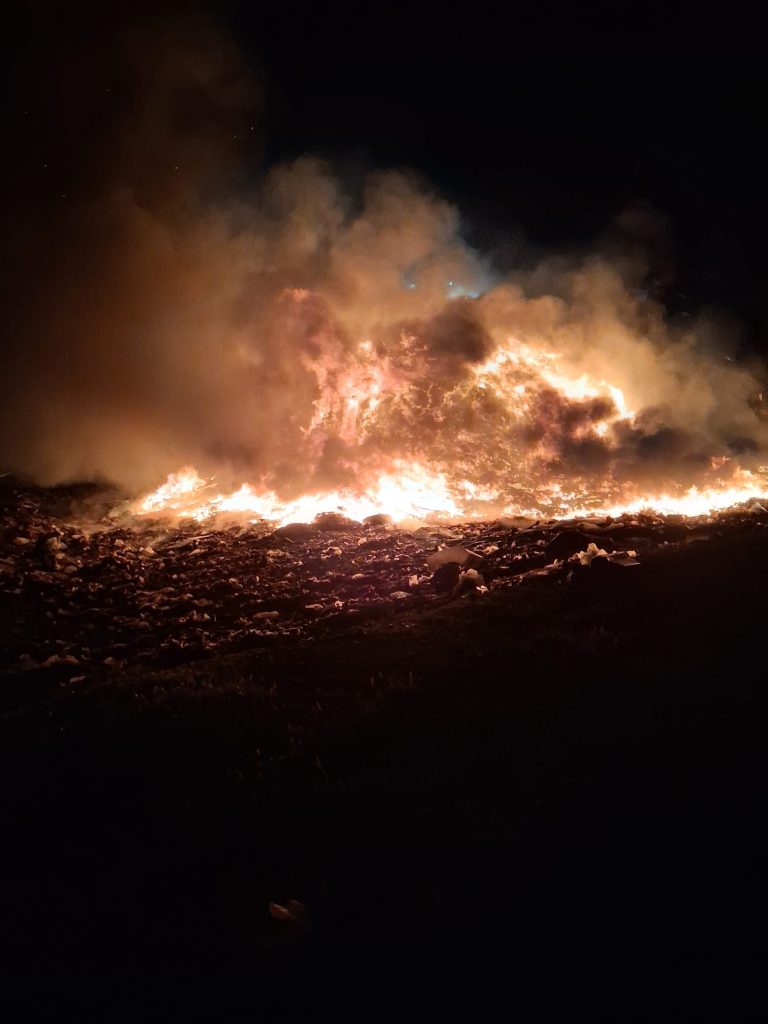 incendiu la depozitul de deseuri din oradea peste 20 de pompieri au intervenit
