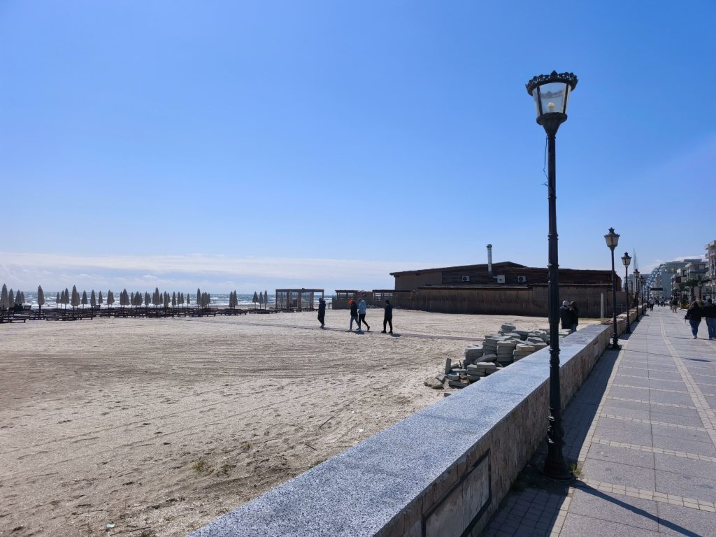 minivacanta de 1 mai la mare cum este atmosfera pe plaja din mamaia si care sunt preturile pentru micul dejun