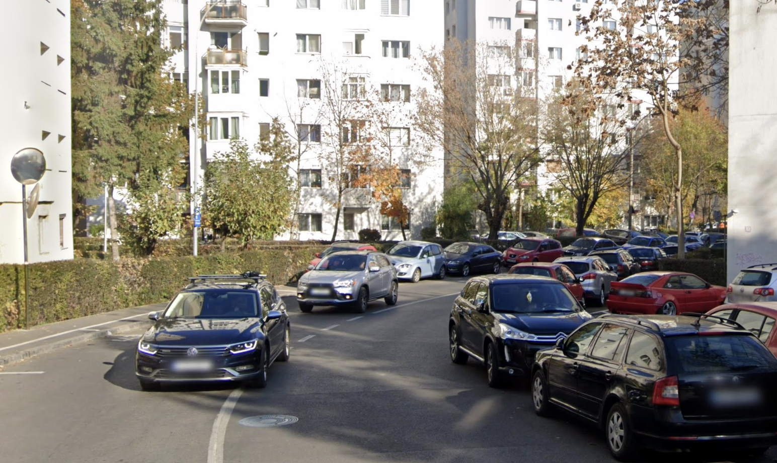 pericol neobservat pe o strada din cluj napoca curba fara trecere de pietoni unde copiii trec zilnic spre gradinita iar masinile circula cu viteza mare