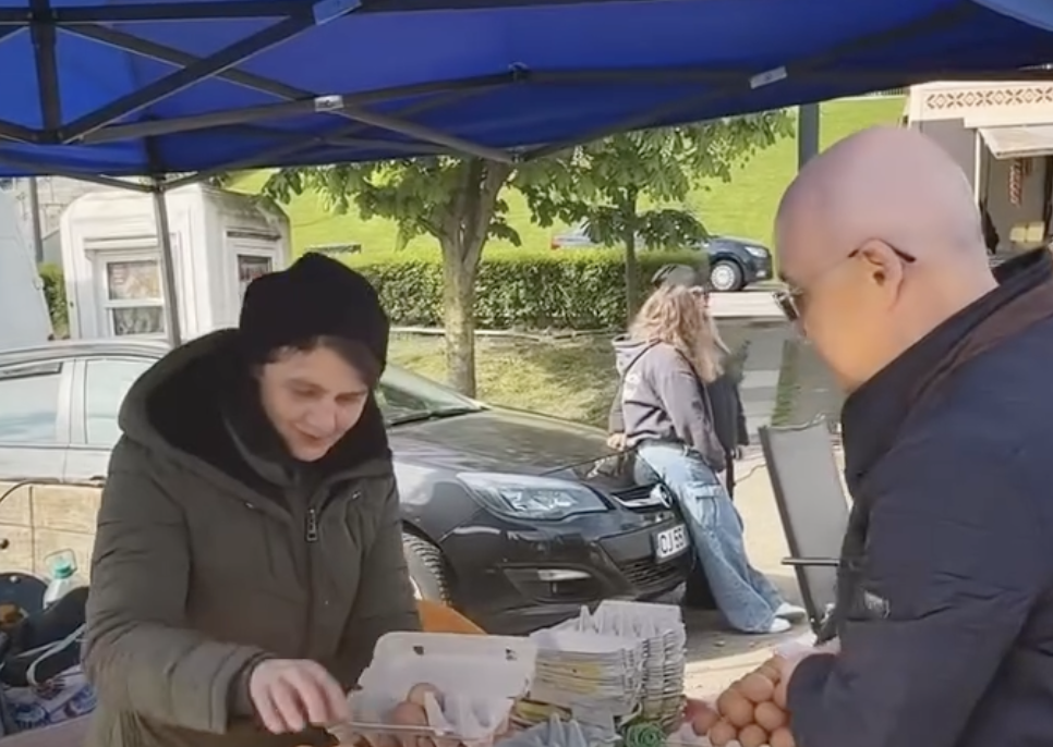 video emil boc la piata volanta de la stadion sunt peste 75 de producatori gasiti telemea branza si oua la preturi accesibile
