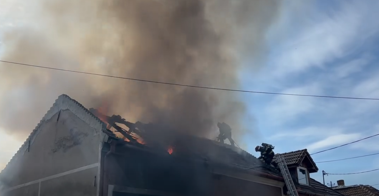 video imagini impresionante pompierii din cluj au intervenit printre flacari si au salvat doi soti prinsi in apartament acestia au ramas fara locuinta garaj si masina