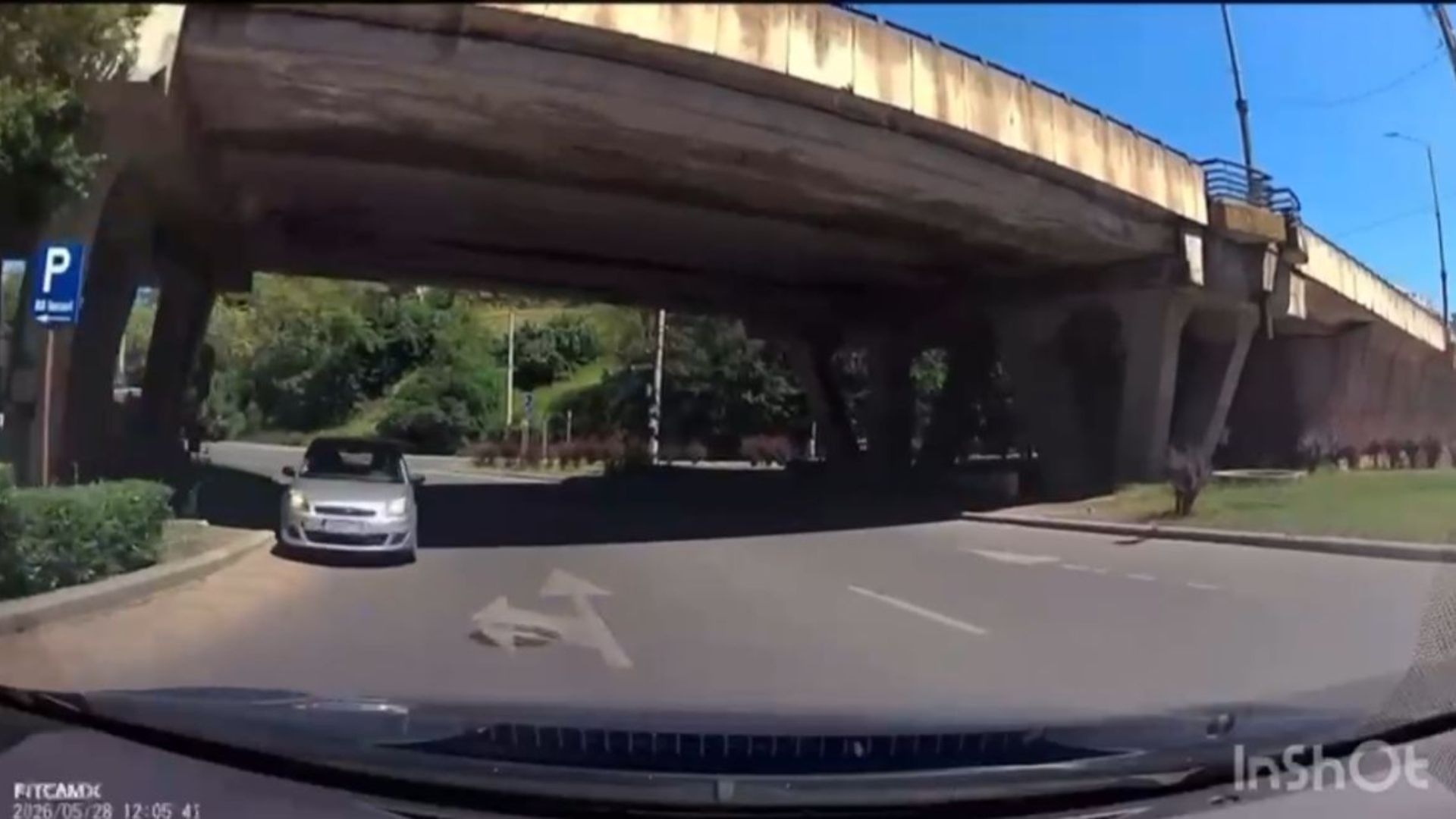 video trafic perturbat in cluj sub podul calvaria un sofer pierdut a intrat pe contrasens punand in pericol intregul flux de trafic omul este in anglia