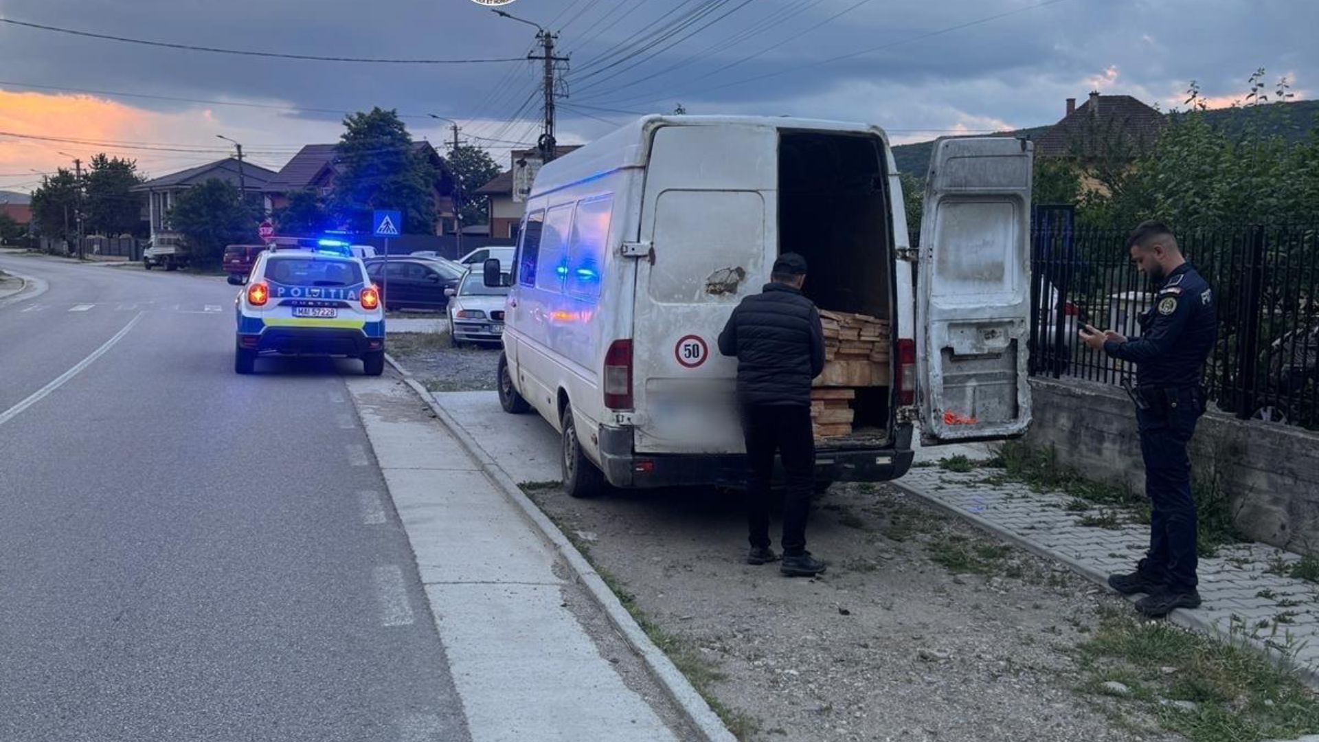 A fost prins cu lemn fără acte pe drumurile din Cluj! Un bărbat de 60 de ani din Florești a rămas fără marfă și a primit o amendă considerabilă. 2 A fost prins cu lemn fara acte pe drumurile din Cluj Un barbat de 60 de ani din Floresti a ramas fara marfa si a primit o amenda considerabila