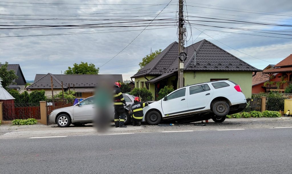 Accident grav in Cluj Un sofer a fost capturat in masina dupa ce a lovit un vehicul parcat