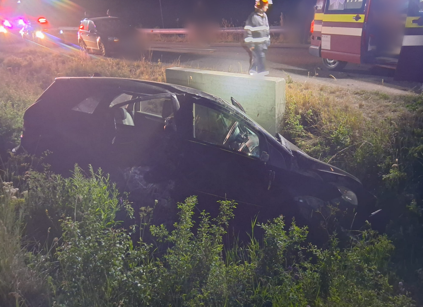 Accident in Cluj Un tanar de 25 de ani si un adolescent de 15 ani raniti dupa ce masina in care erau s a rasturnat de pe sosea