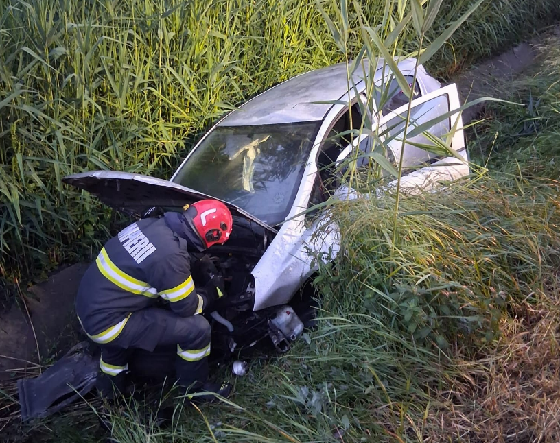 Accident in Cluj in primele ore ale dimineii O soferita a ramas incarcerata dupa ce vehiculul a fost aruncat intr un sant Pompierii au reusit sa o salveze cu dificultate