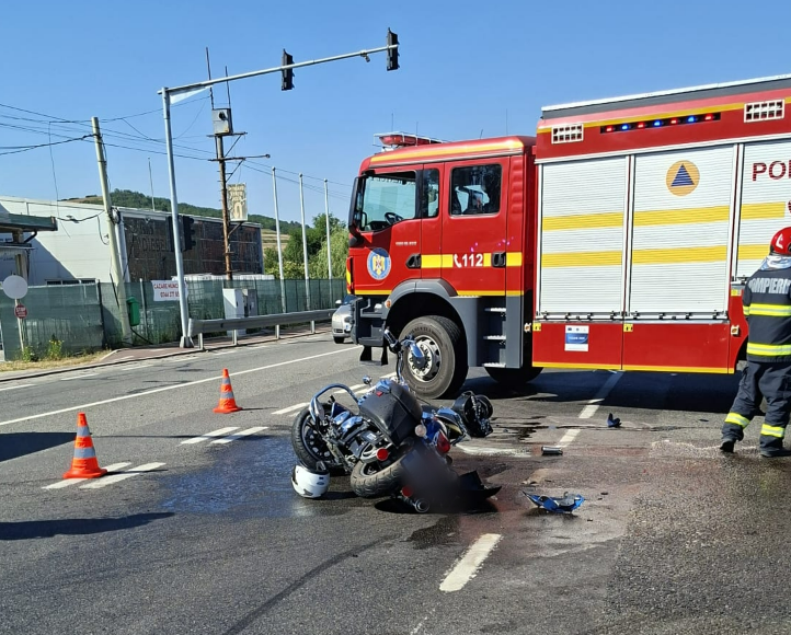 Accident in Jucu Cluj Un motociclist si un pasager din masina au fost raniti si transportati de urgenta la spital