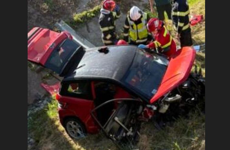 Accident la iesirea din judetul Cluj O tanara de 17 ani la volanul unei masini B1 a cazut in albia unui parau si a suferit leziuni la coloana vertebrala