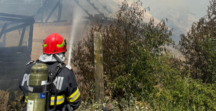 Alert in judeul Cluj Pompierii se lupt cu un incendiu devastator ce a afectat dou locuine