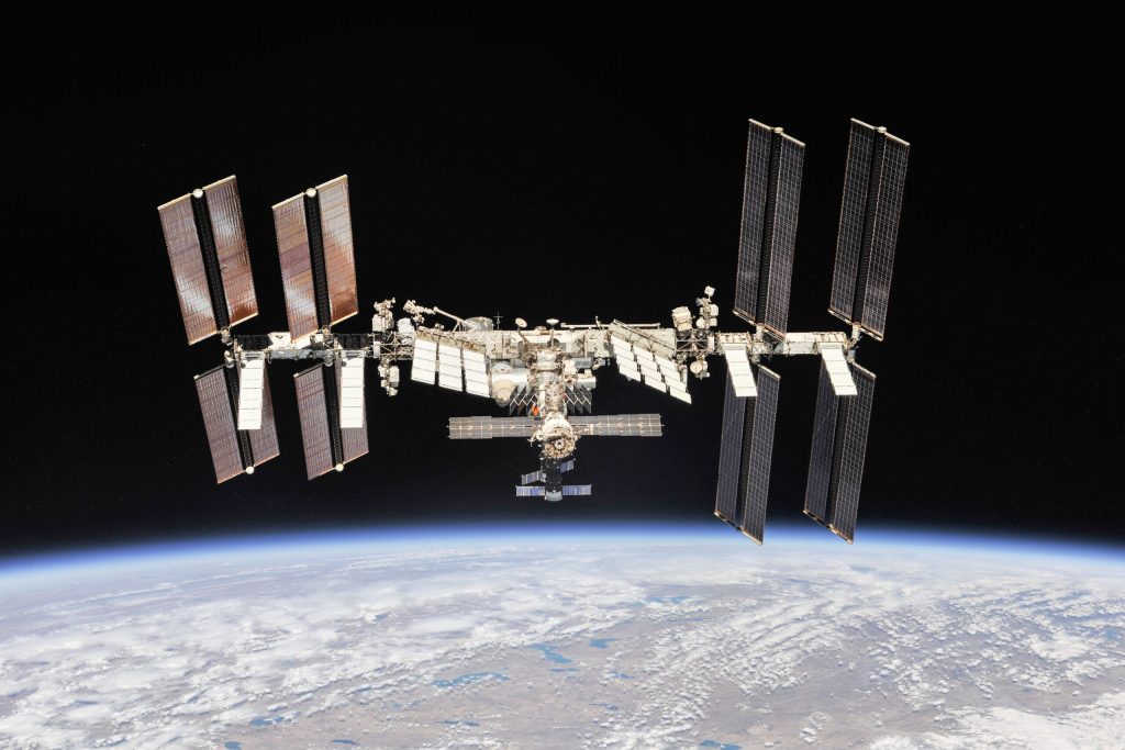 Alertă pe Stația Spațială Internațională: astronauții au fost evacuați în capsula de salvare din cauza unei scurgeri de aer care s-a agravat. 2 Alert pe Staia Spaial Internaional astronauii au fost evacuai n capsula de salvare din cauza unei scurgeri de aer care s a agravat