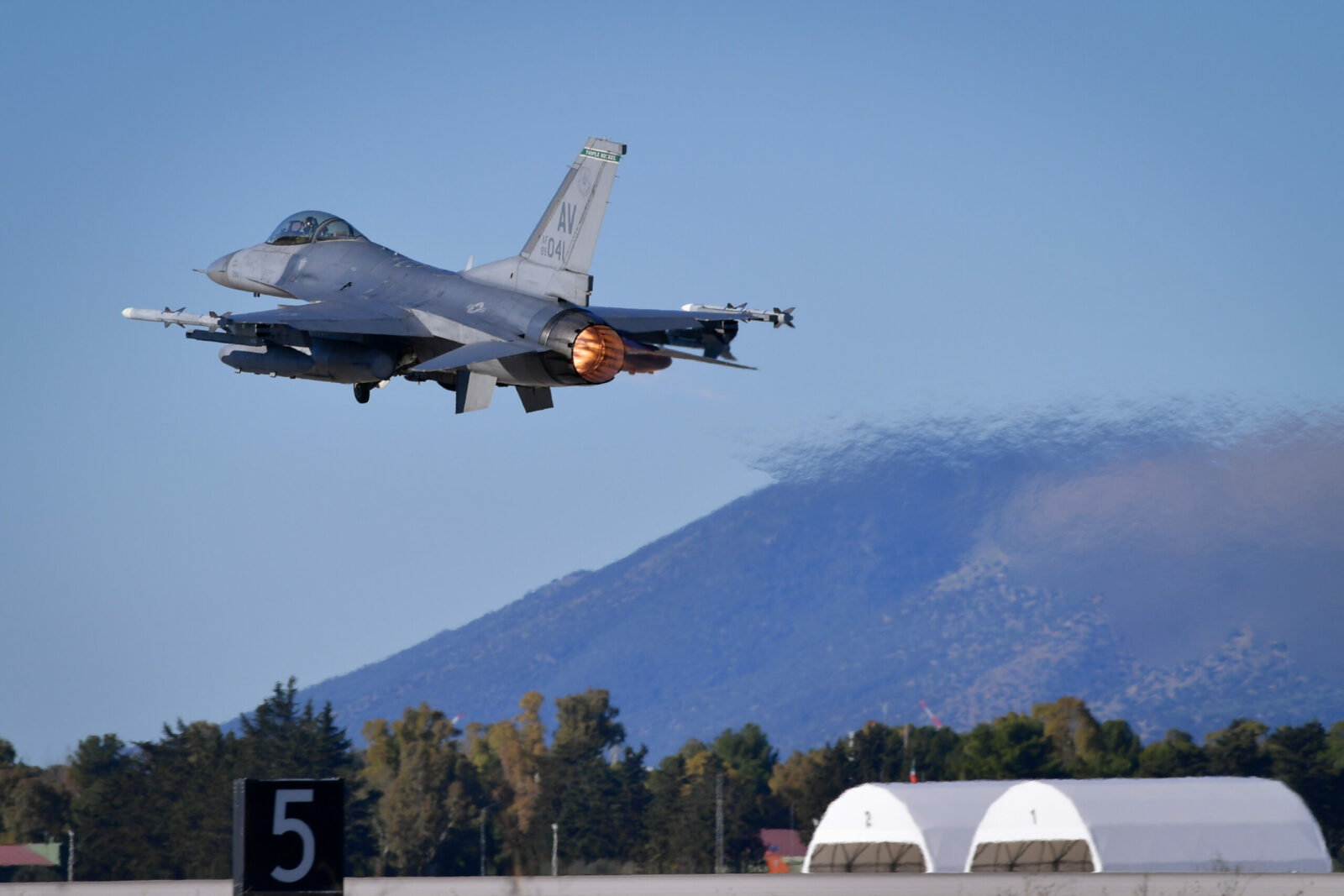 Alertă NATO în Europa: Avioane Gripen au interceptat un avion israelian care a pierdut contactul radio deasupra Ungariei. 2 Alerta NATO in Europa Avioane Gripen au interceptat un avion israelian care a pierdut contactul radio deasupra Ungariei