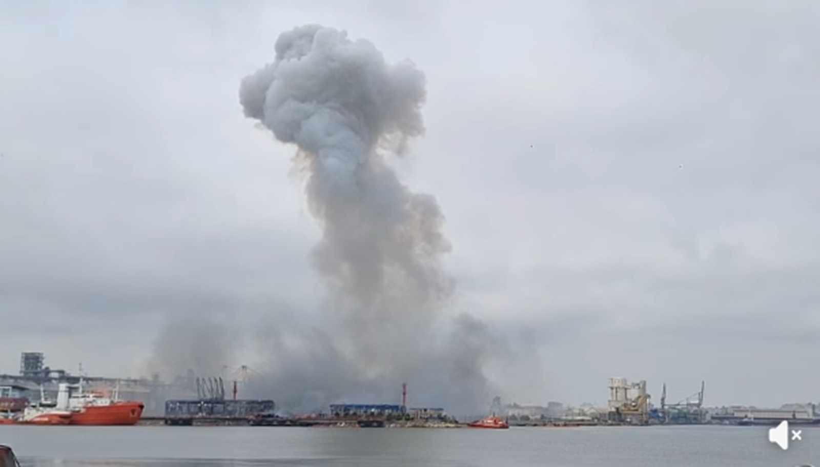 Alerta fara precedent in Portul Constanta O drone a explodat iar oamenii au fost evacuati Kievul a confirmat ca drona provine din Ucraina