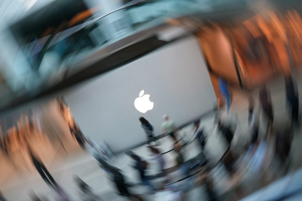 Apple cere aprobata de catre SUA achizitia de cipuri de la o companie chineza aflata pe lista neagra a Pentagonului