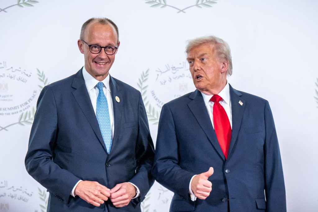 Cadou supriza pentru Trump la summitul G7 Ce i a daruit cancelarul Germaniei