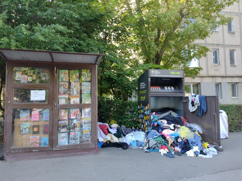 Civilizatie de cinci stele in Cluj Napoca Un container pentru haine a fost vandalizat iar textilele au fost imprastiate pe sol