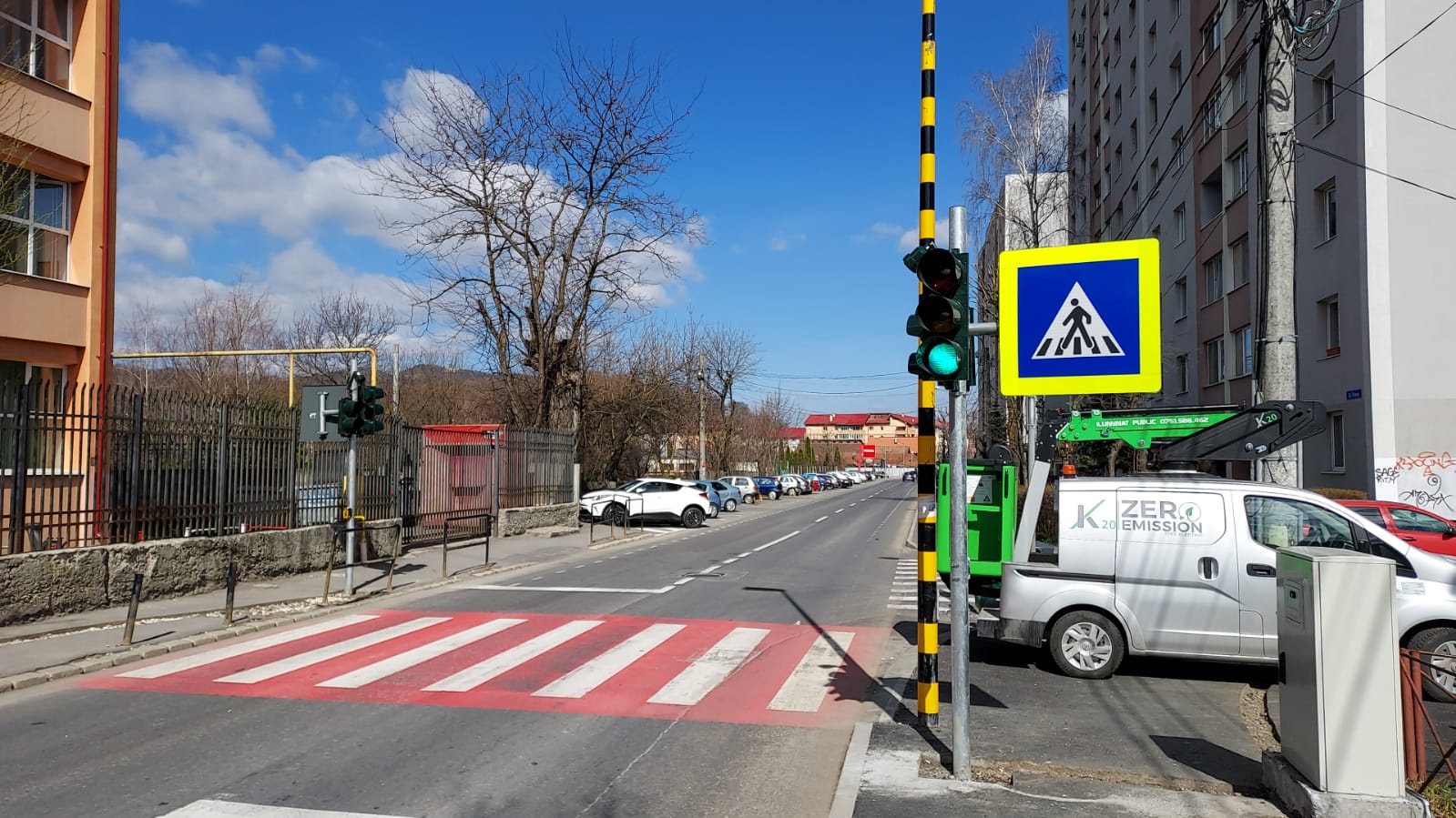 Clujean aproape ca a fost lovit de o masina pe trecerea de pietoni dintr un complex din Cluj Napoca Nici urma de frana Ce facea soferita cand se afla la doar doi pasi de el