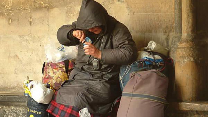 Colonie de persoane fără adăpost sub podurile unei străzi din Cluj-Napoca: „Tone de deșeuri, fecale amestecate cu gunoaie. Riscăm un focar de infecție!” 2 Colonie de persoane fara adapost sub podurile unei strazi din Cluj Napoca Tone de des euri fecale amestecate cu gunoaie Riscam un focar de infectie
