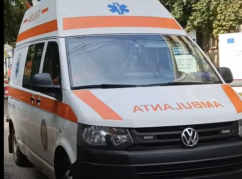 Copil de doi ani stropit cu apa fiarta transportat de urgenta la spital in Bistrita