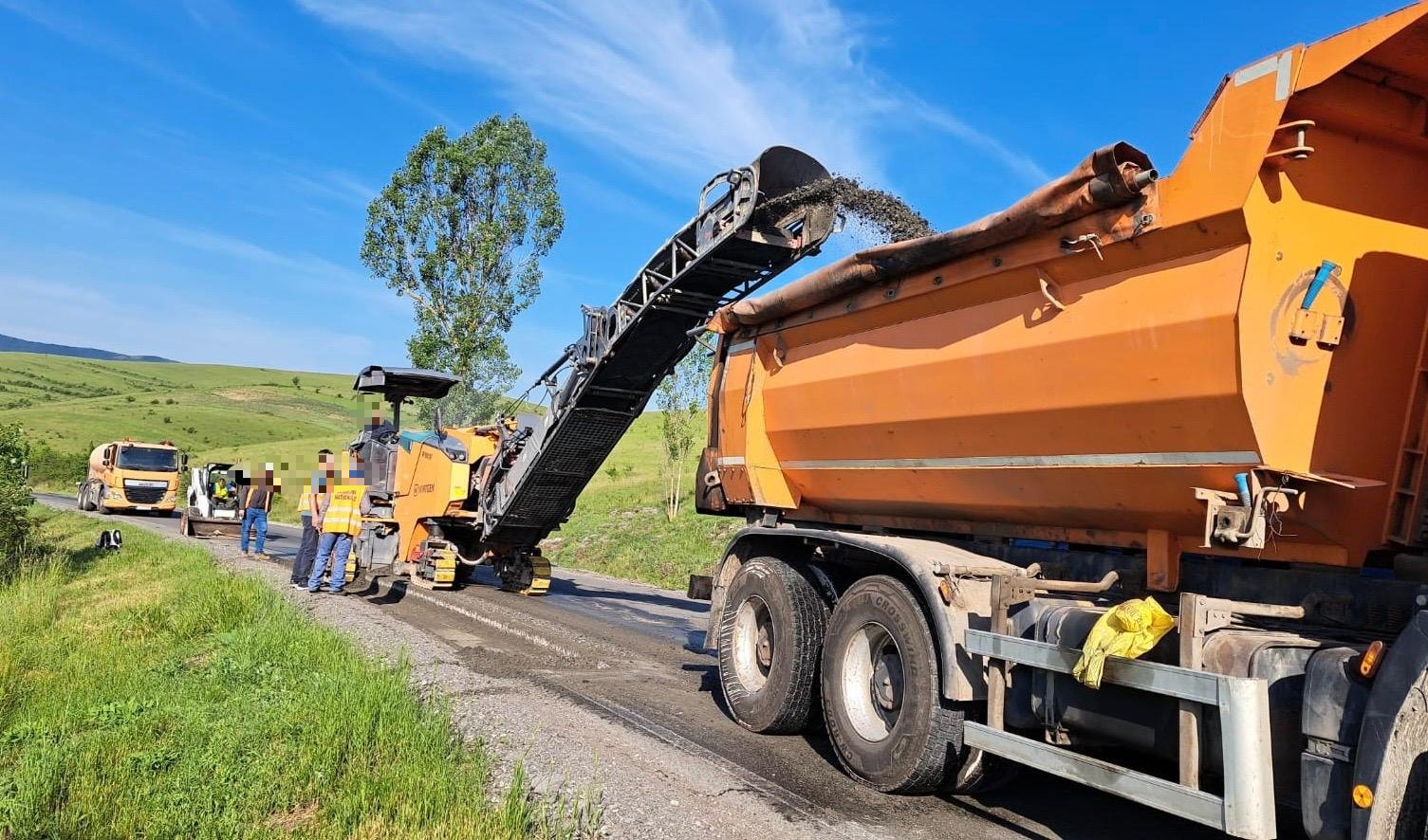 DRDP Cluj reabiliteaza drumurile cu resurse proprii lucrari pe Varianta de Ocolire Baia Mare si DN 1J Cluj folosind asfalt din statia proprie