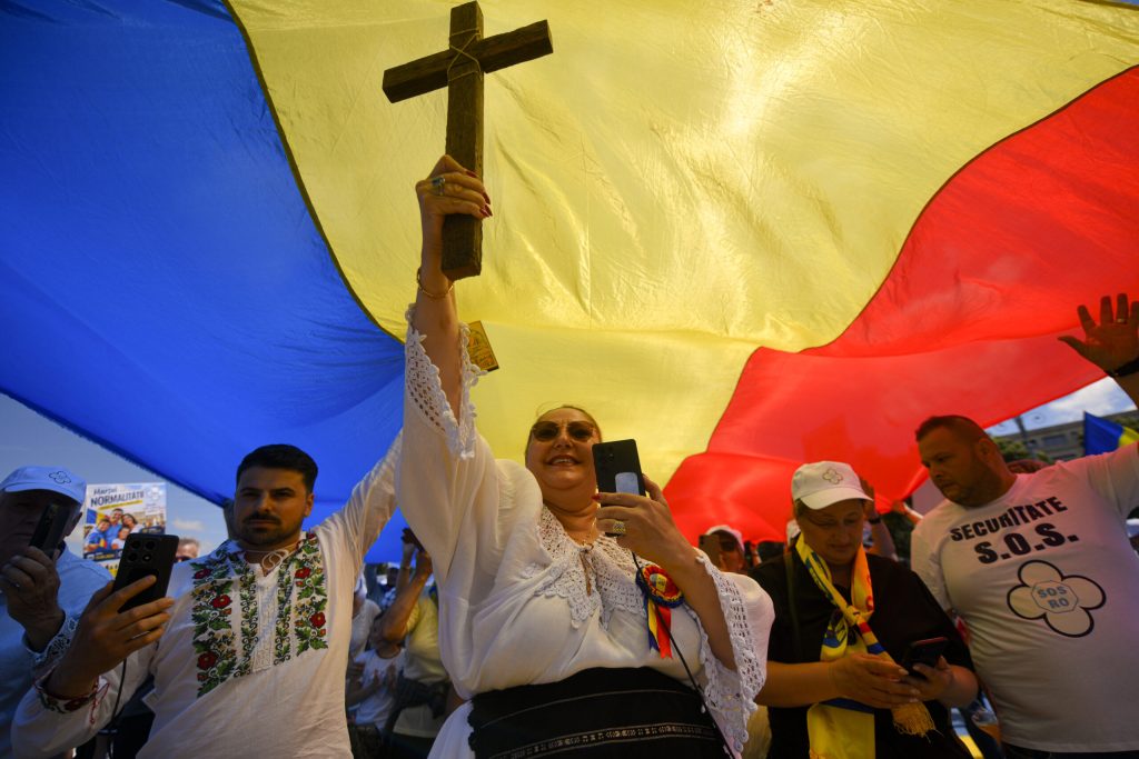 Diana Sosoca si Dan Diaconescu au participat la Marsul Normalitatii organizat pentru a sprijini valorile familiei traditionale