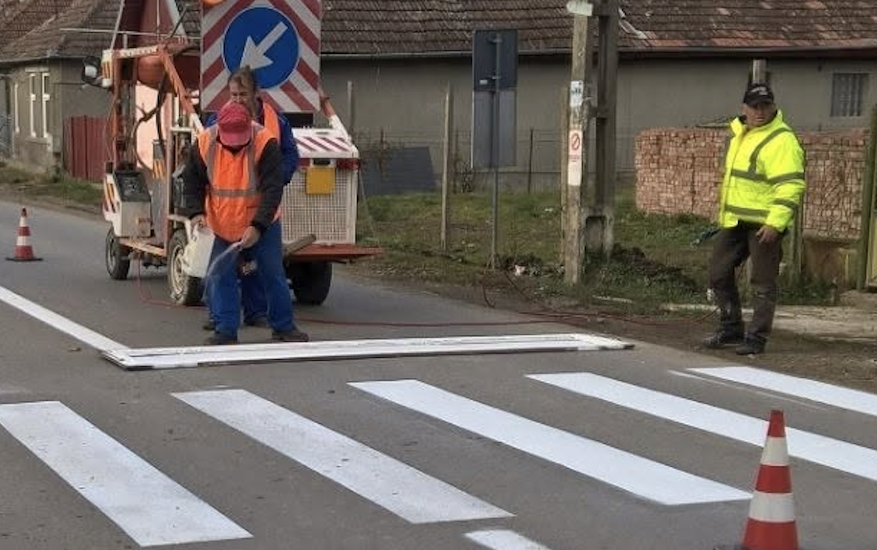 Drumurile județene din Cluj vor fi corect marcate în zonele cu risc de accidente: CJ organizează o licitație pentru marcaje și benzi de reducere a vitezei. 2 Drumurile judeene din Cluj vor fi corect marcate n zonele cu risc de accidente CJ organizeaz o licitaie pentru marcaje i benzi de reducere a vitezei