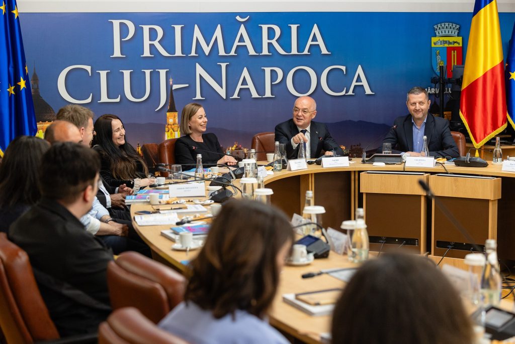 Emil Boc a primit partenerii europeni la Primărie: Clujul va experimenta unități de producție pentru cereale și detergenți direct în cartiere, ca un laborator. 3 Emil Boc a primit partenerii europeni la Primarie Clujul va experimenta unitati de productie pentru cereale si detergenti direct in cartiere ca un laborator