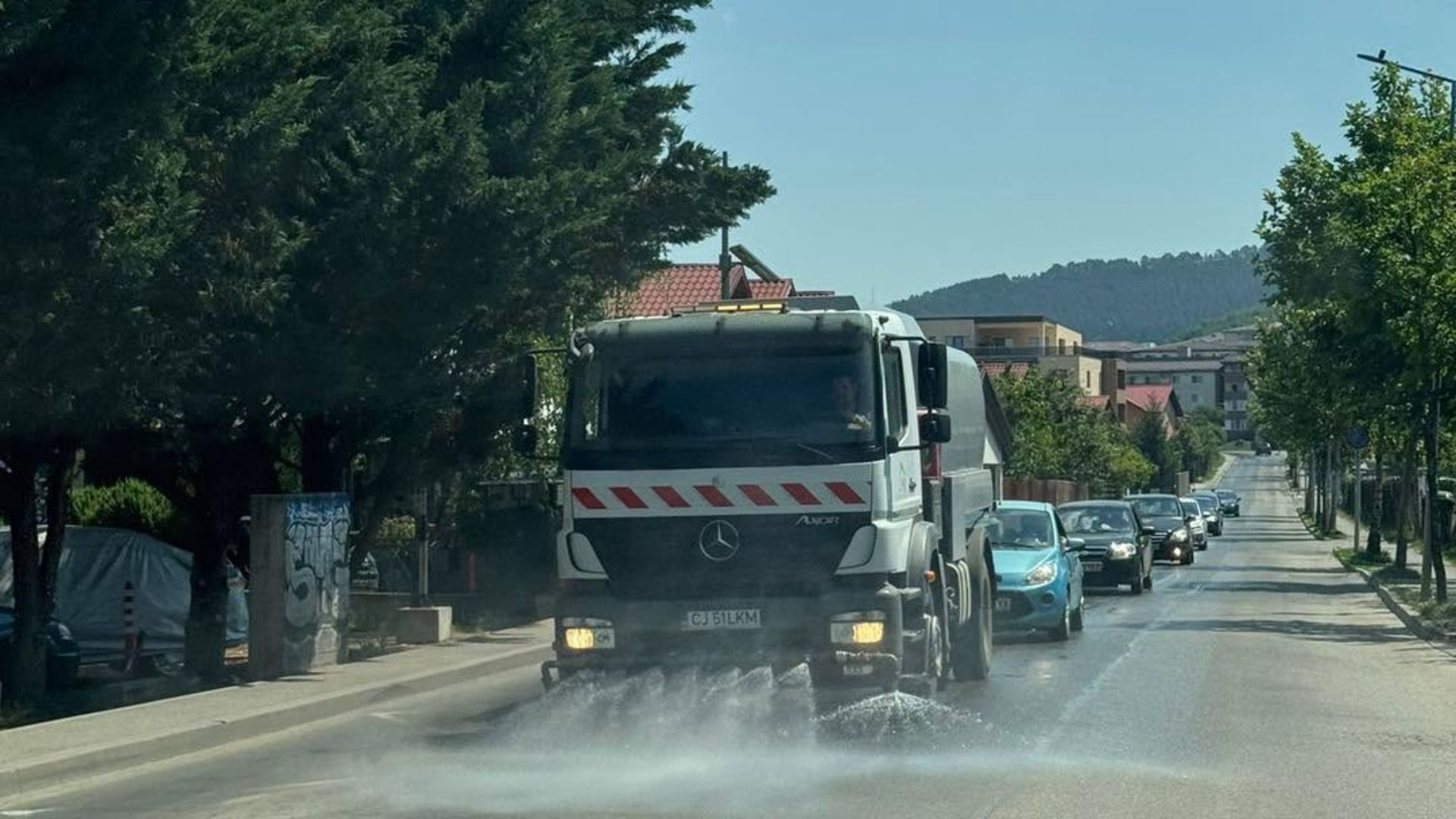 Florestiul se confrunta cu valul de canicula Strazile principale sunt stropite pentru a reduce efectul de insula de caldura si disconfortul termic
