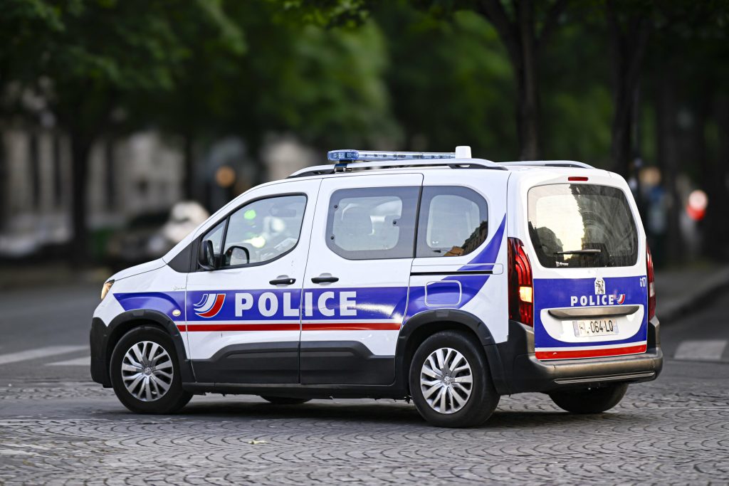 Franta Un ofiter de politie a impuscat mortal un barbat care era inarmat cu doua cutite