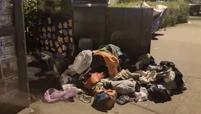 Haine imprastiate pe strazile din Cluj Napoca in urma vandalizarii containerelor de colectare