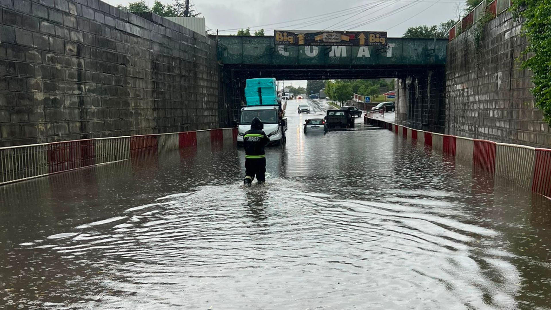 Mai multi soferi blocati cu masinile dintr un pasaj din Focsani Ploile au cauzat distrugeri in Vrancea