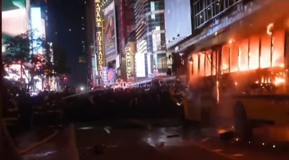 Manhattan in flacari dupa victoria echipei Knicks un autobuz dedicat Cupei Mondiale a fost distrus prin incendiere