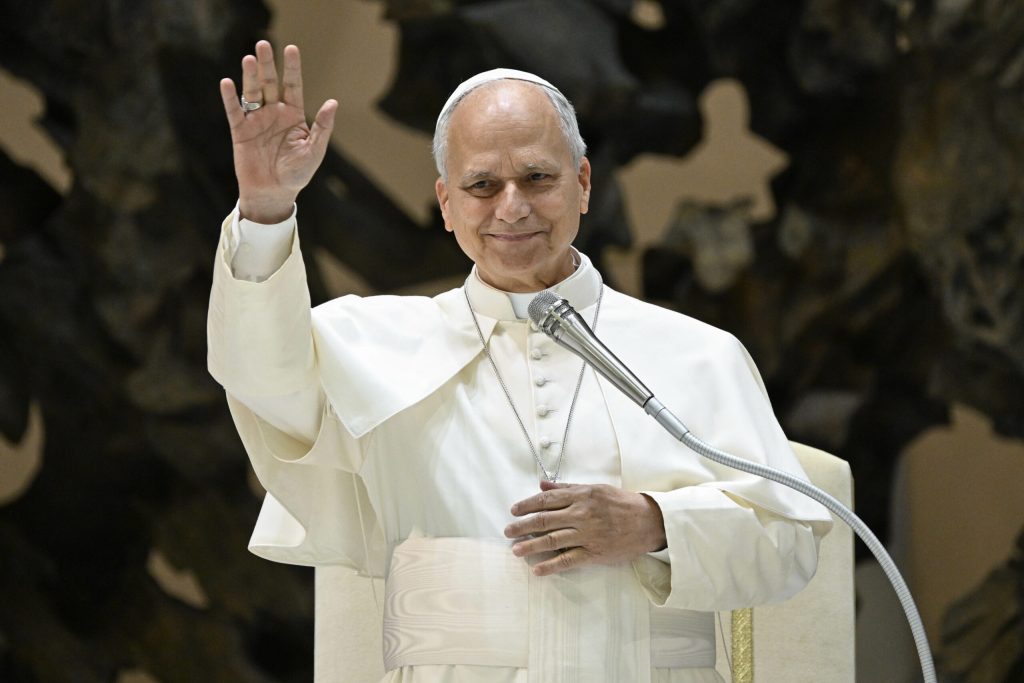 Monstrii pandesc in aceste mari Papa a aruncat flori in mare ca omagiu pentru migrantii inecati