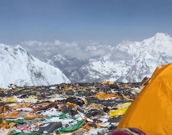 O avalanșă l-a salvat pe Everest: ghidul nepalez, considerat mort, a povestit cum a supraviețuit șase zile pe munte. 2 O avalanse la salvat pe Everest ghidul nepalez considerat mort a povestit cum a supravietuit sase zile pe munte