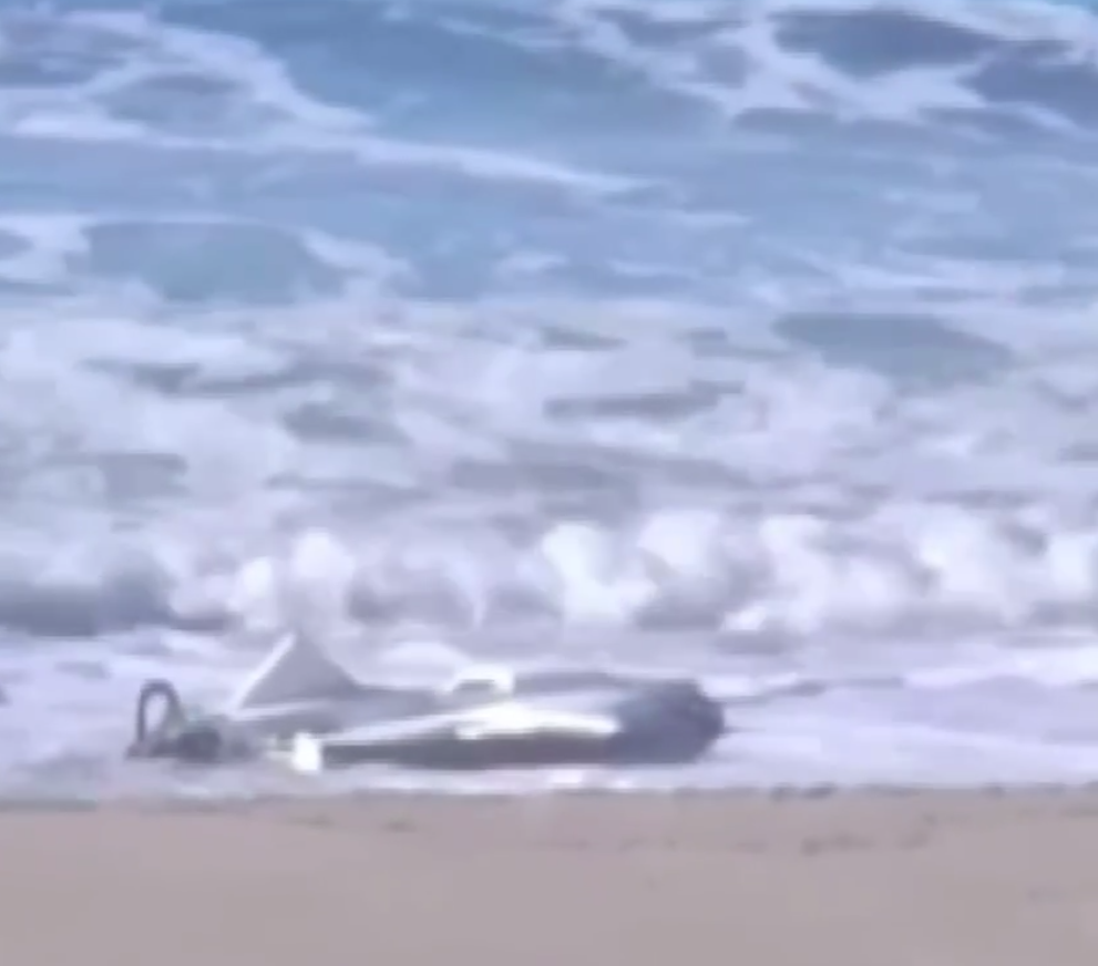 O dronă de luptă umplută cu explozibili a fost descoperită pe o plajă de la Marea Neagră. 2 O drona de lupta umpluta cu explozibili a fost descoperita pe o plaja de la Marea Neagra