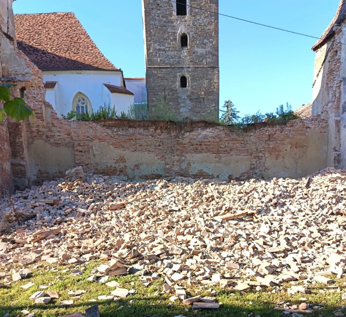 O parte a zidului uneia dintre cele mai valoroase biserici fortificate din Transilvania s-a prăbușit. Vizitele au fost suspendate. 2 O parte a zidului uneia dintre cele mai valoroase biserici fortificate din Transilvania s a prabusit Vizitele au fost suspendate