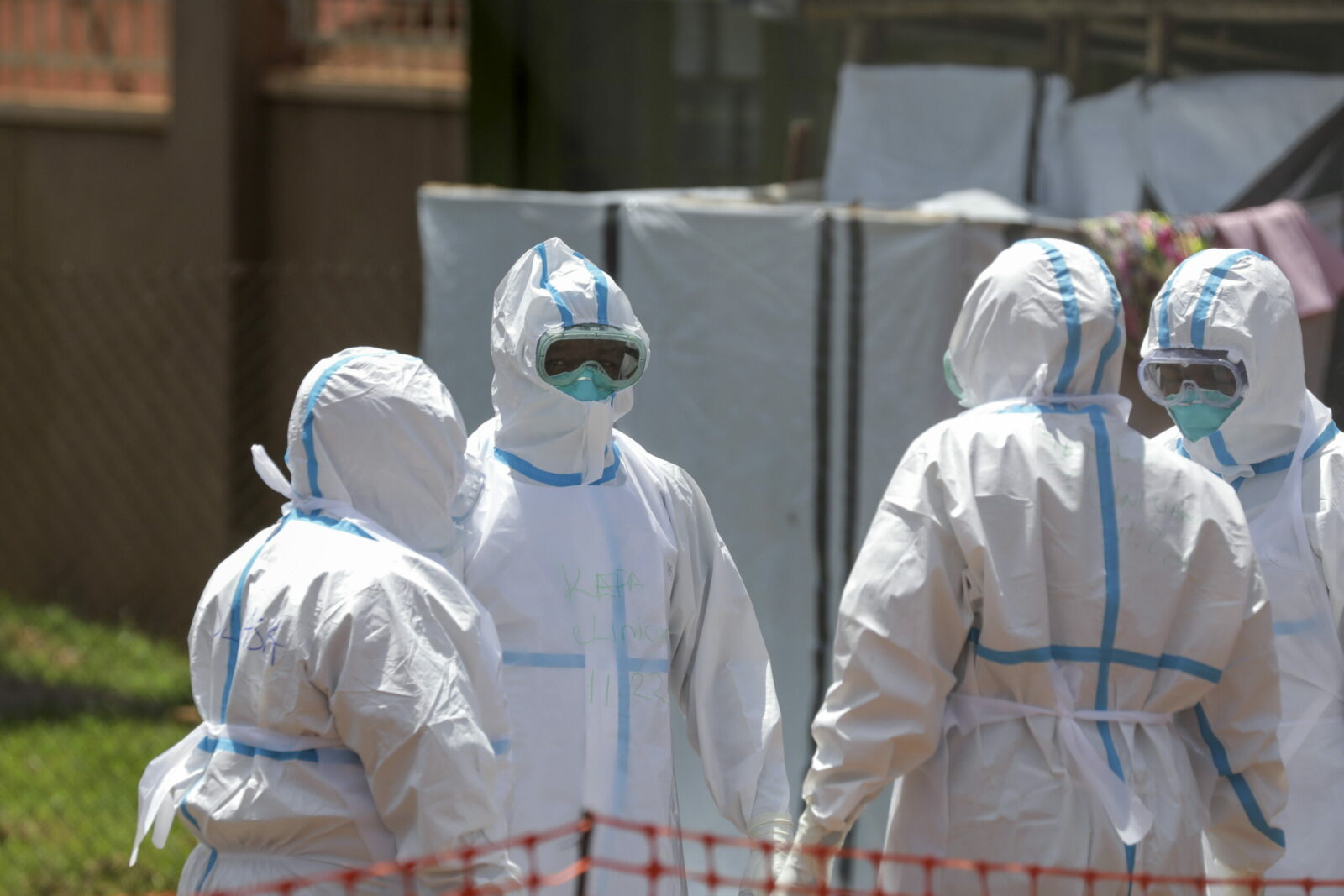 Oamenii din Congo considera ca Ebola se transmite prin talismane cu dolari aruncate in latrine Multi prefera sa se consulte cu preotii in loc sa mearga la spital