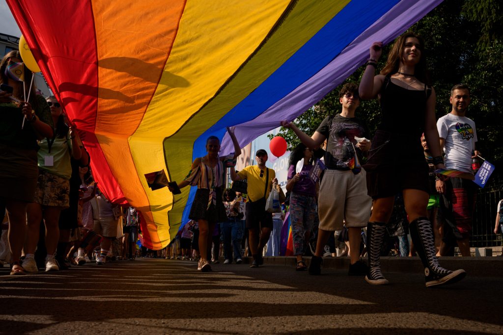 Parada Bucuresti Pride 2026 Se estimeaza prezenta a 30000 de oameni la marsul LGBT din Capitala