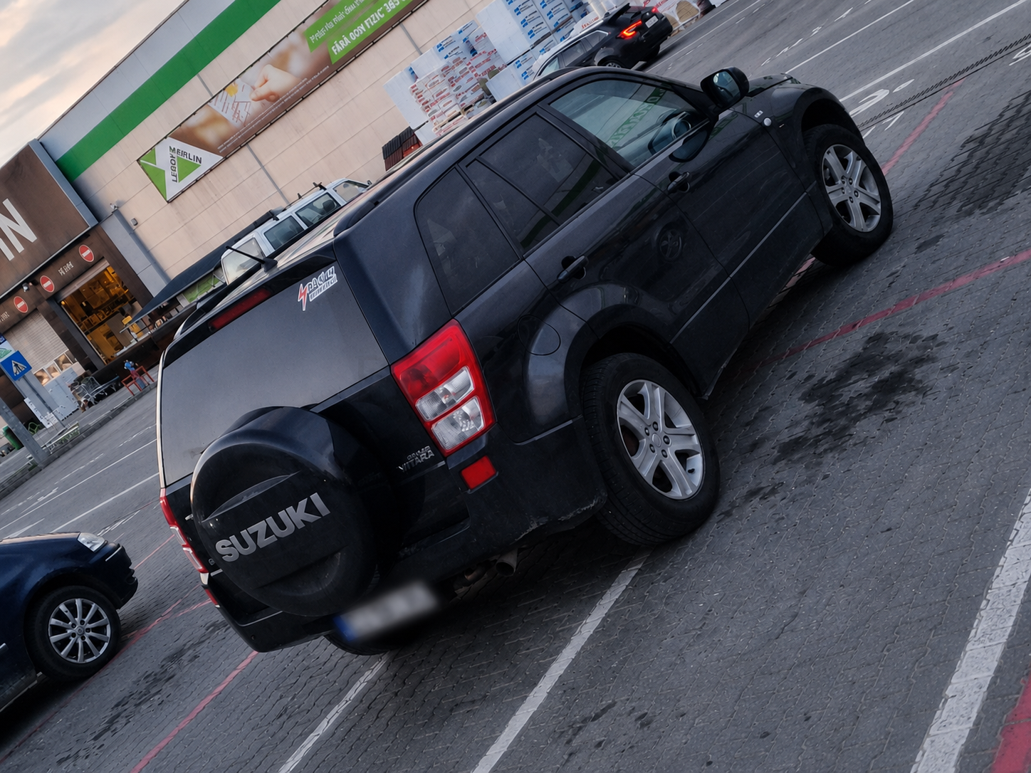 Parcare "luxoasă" în Cluj-Napoca! Un șofer și-a lăsat mașina pe patru locuri de parcare. 3 Parcare luxoasa in Cluj Napoca Un sofer si a lasat masina pe patru locuri de parcare