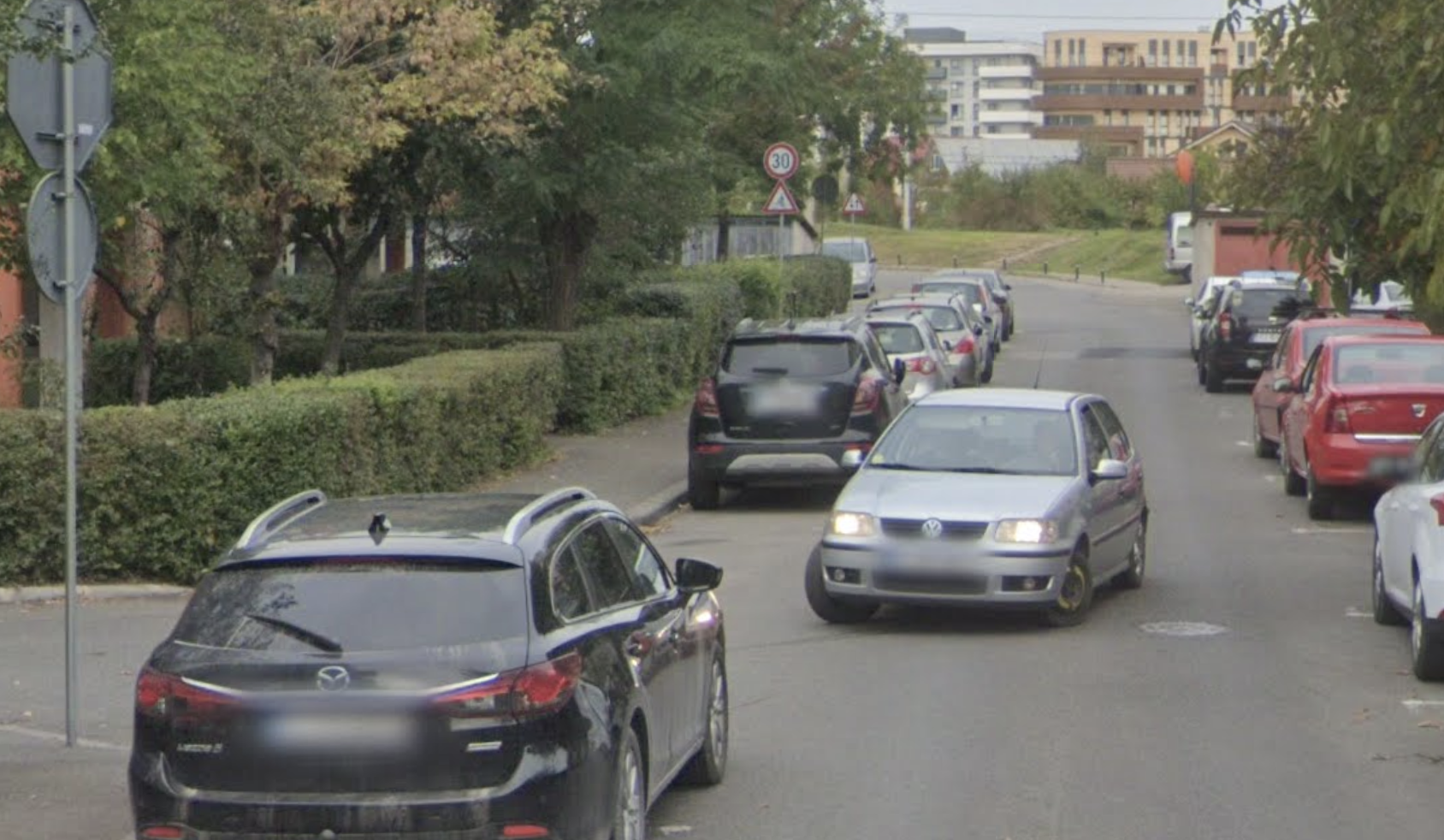 Parcarea unui bloc din Cluj cosmarul intregului cartier Haos la intrare masini zgariate si riscul ca pompierii sa nu ajunga la timp