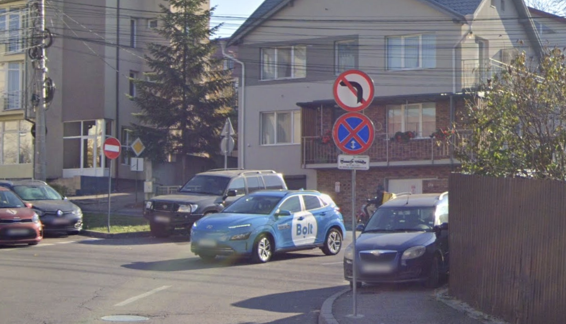 Parchezi pe trotuar in intersectie langa marcajele interzise Ce se intampla in fiecare noapte pe o strada din Cluj Napoca
