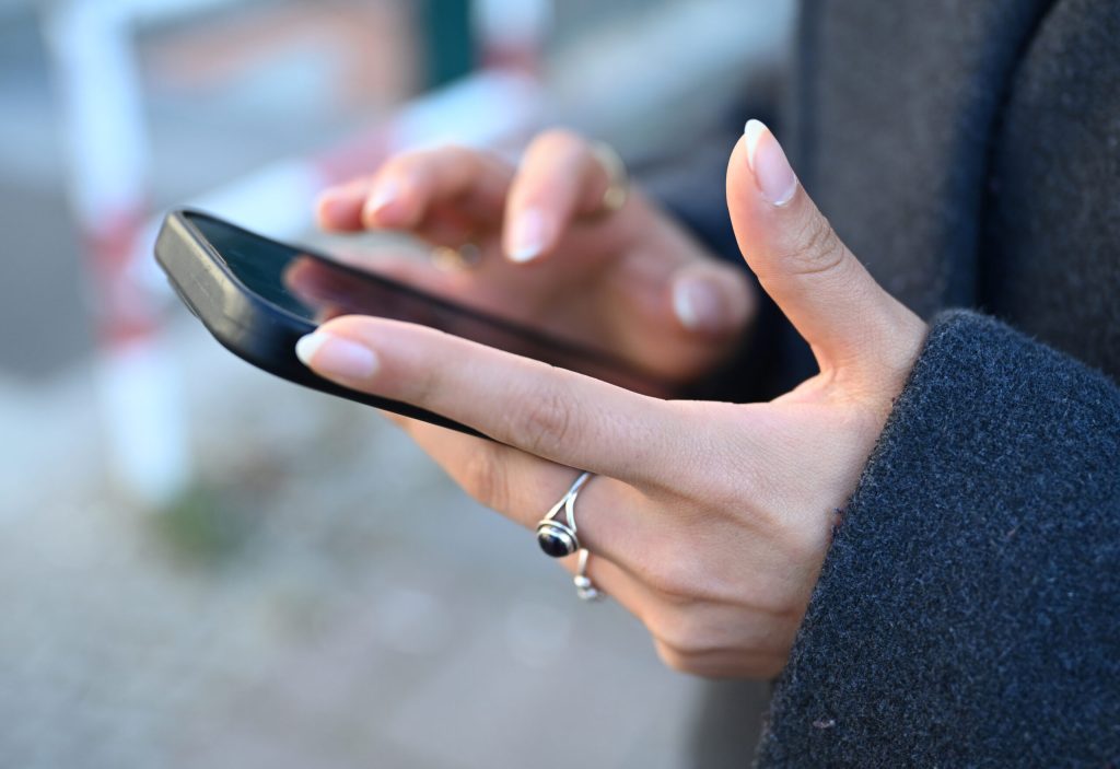 Parintii sfatuiti sa evite utilizarea telefoanelor in prezenta copiilor Avertismentul emis de Suedia