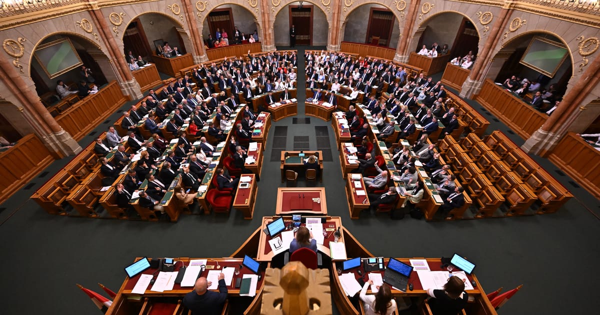 Parlamentul ungar aprobă o limită de mandat de 8 ani pentru a împiedica întoarcerea lui Orbán 2 Parlamentul ungrar aproba o limita de mandat de 8 ani pentru a impiedica intoarcerea lui Orban