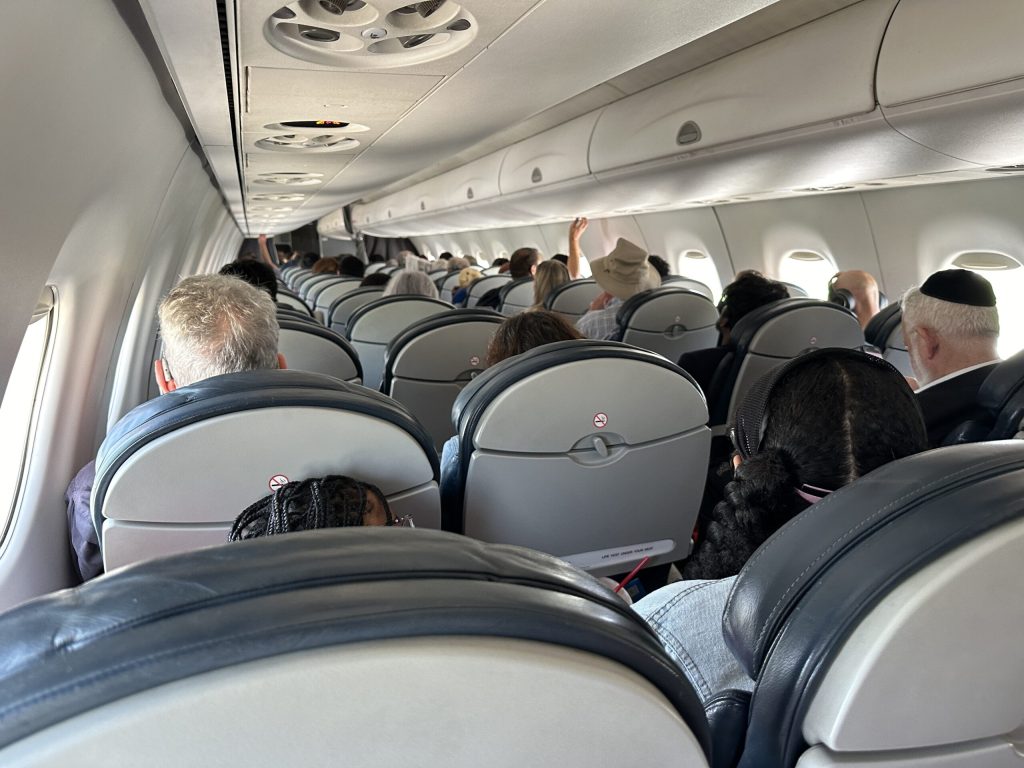 Pasagerii care creeaza scandal in avion ar putea fi interzisi pe toate zborurile