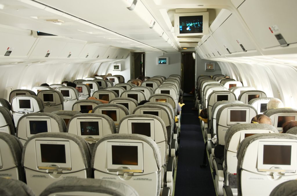 Pasagerii din avioane își pun viața în pericol transportând bagaje și filmând în situații de urgență. 2 Pasagerii din avioane isi pun viata in pericol transportand bagaje si filmand in situatii de urgenta