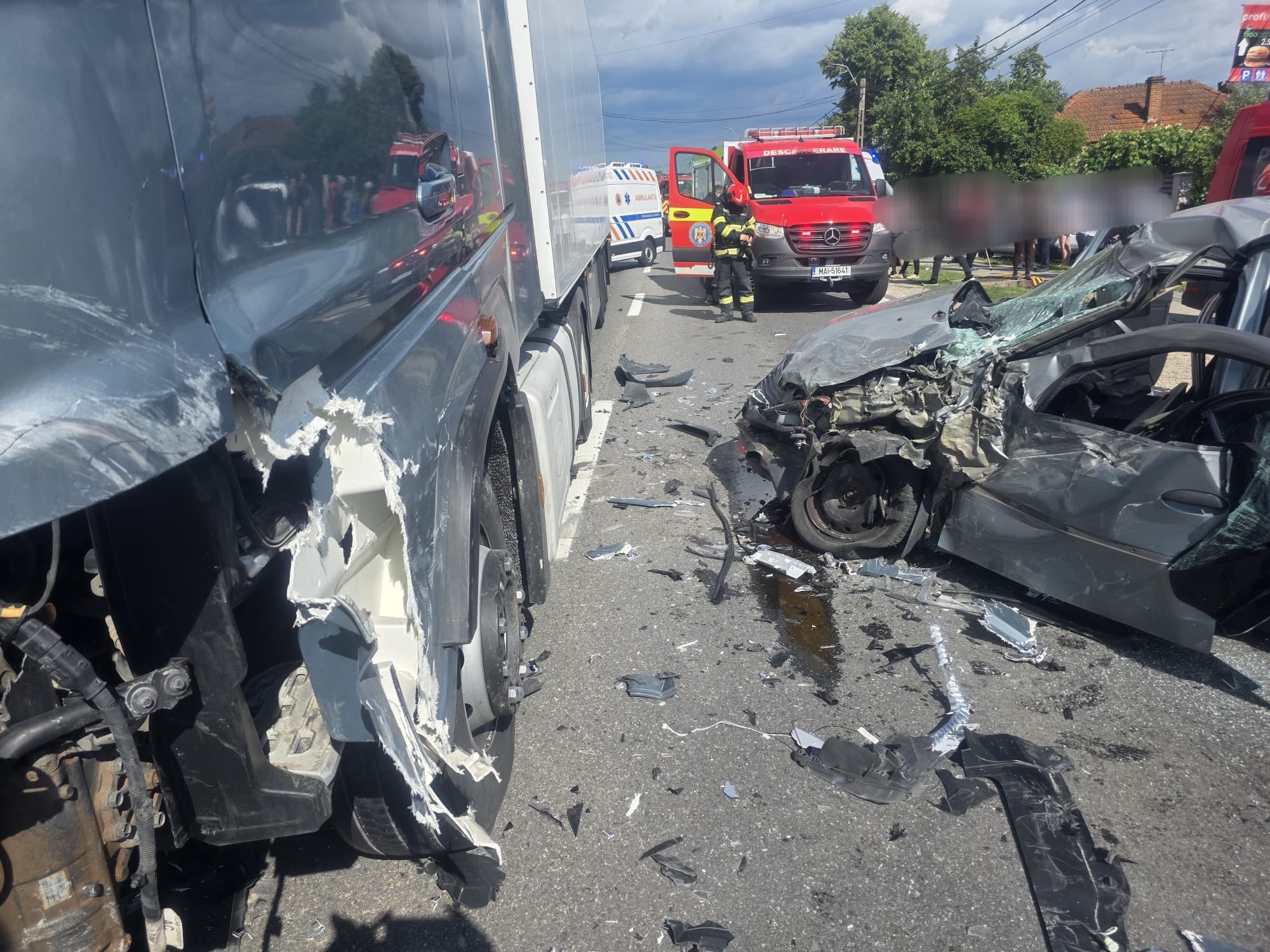 Patru persoane grav rănite într-un accident între un camion și două mașini pe DN 7, în Argeș 2 Patru persoane grav ranite dintr un accident intre un camion si doua masini pe DN 7 in Arges