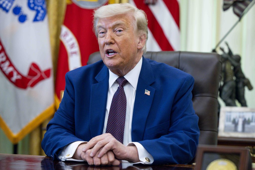 Președintele Trump acordă grațiere unui congresman condamnat pentru fraudă de sute de mii de dolari. 2 Presedintele Trump acorda gratiere unui congresman condamnat pentru frauda de sute de mii de dolari