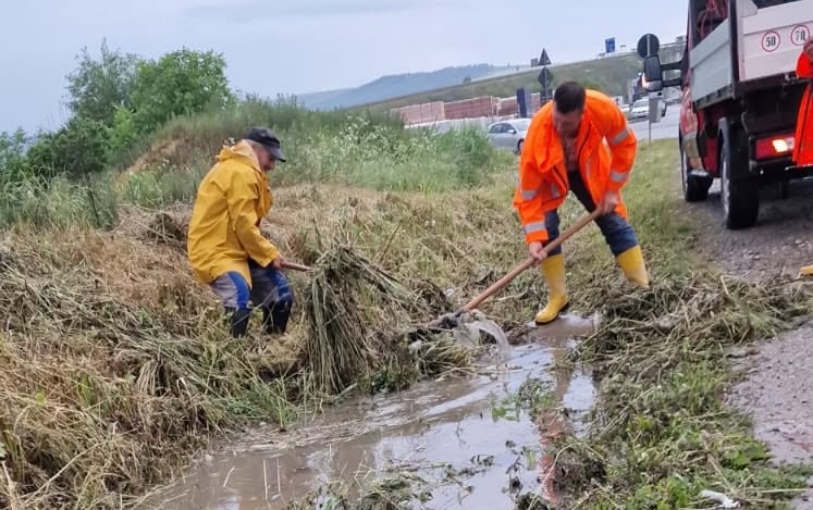 Primaria unei comune din Cluj intervine dupa furtuna Actions de urgenta in mai multe locatii un echipaj a patrulat non stop pentru a preveni dezastrul