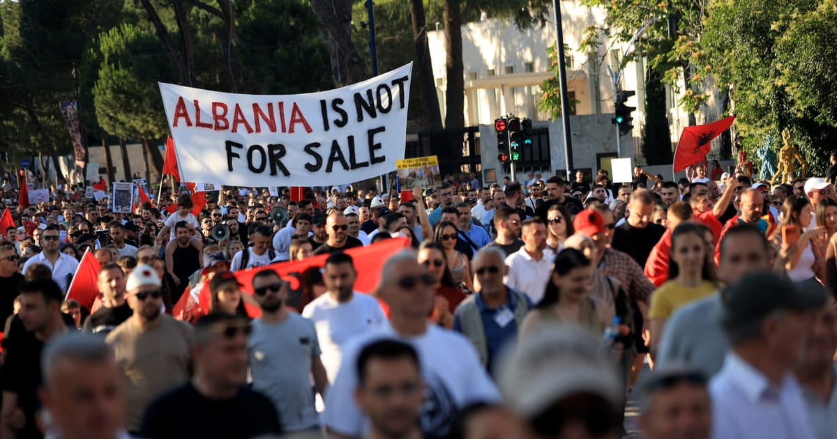 Rama din Albania atacă protestatarii „flamingo”, numindu-i ignoranți. 2 Rama din Albania ataca protestatarii flamingo numindu i ignoranti