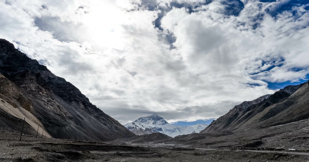 Record pe Everest Peste 1000 de alpinisti au cucerit acoperisul lumii intr un singur sezon