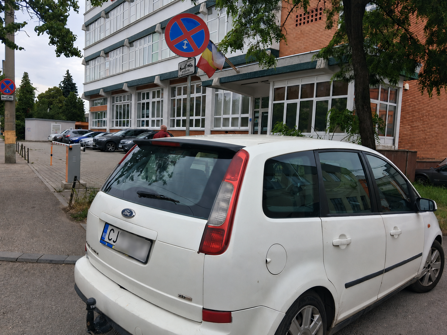 Regulile sunt doar pentru alții? Un șofer din Cluj și-a parcat mașina exact în locul interzis. 2 Regulile sunt doar pentru altzi Un sofer din Cluj si a parcat masina exact in locul interzis